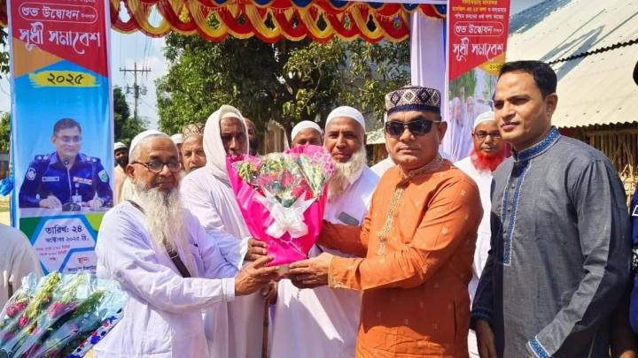 সাপাহার ইসলামিয়া মাদ্রাসায় সুধী সমাবেশে এসপি শাফিউল সরোয়ারকে ফুল দিয়ে বরণ